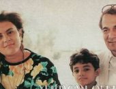 عمرو محمود ياسين يكشف عن صورة من طفولته مع والده الراحل:"الإحساس بالأمان"