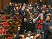 المعارضة الأرمينية تمهل رئيس الوزراء حتى منتصف الليل لتقديم استقالته