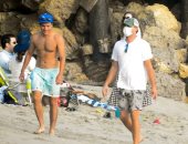 ليوناردو دى كابريو برفقة أصدقائه على شواطئ ماليبو فى غياب صديقته "صور"