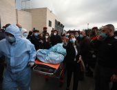 لحظة وصول جثمان صائب عريقات لأحد مستشفيات رام الله.. صور