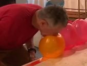 رجل يدخل جينيس برقم غريب.. "فرقع أكبر عدد من البالونات بفمه بدقيقة".. فيديو