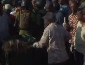 رئيس تنزانيا يحمل القمامة مع الشباب خلال أحياء ذكرى الاستقلال.. فيديو