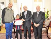 التعليم تكرم طالب بعد تسليم حقيبة بها مبلغ 17 ألف جنيه لصاحبها