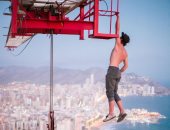 مراهق يتسلق رافعة بناء على ارتفاع أكثر من 182 مترأ بإسبانيا.. فيديو وصور