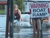 شباب يستقلون "لنش" للتحرك في شوارع فلوريدا بسبب الإعصار إيتا.. فيديو
