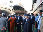 صور.. رئيس الوزراء يتفقد ترسانة بورسعيد البحرية ويتابع بناء القاطرات الجديدة