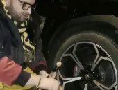 ابن مليونير رومانى يغسل عجلات سيارته اللامبورجينى بالشامبانيا.. صور وفيديو