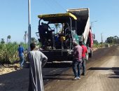 رئيس مدينة الزينية بالأقصر: رصف طريق نصر الله العشى بطول 7 كيلو .. صور