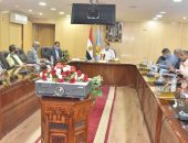 محافظ أسيوط يناقش جهود منظومة التقنين وتسعير الأراضى وتحصيل الإيرادت