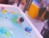 مفيش رقابة.. لحظة غرق طفل بحمام سباحة فى الصين.. فيديو
