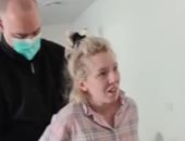 القبض على سيدة رافضة للإغلاق والتطعيم بسبب كورونا بأستراليا.. فيديو
