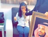تقبيل وبكاء..تفاصيل الفيديو المتداول لطفلة سعودية تبكى مع صورة ولى العهد