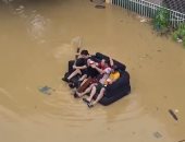 كوميديا وسط الأزمة.. فلبينيون يطفون بأريكة على مياه فيضان خلف إعصار.. فيديو