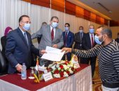 محافظ الإسكندرية ووزير القوى العاملة يسلمان 88 عقد عمل لذوى القدرات الخاصة