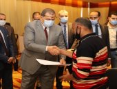 وزير القوى العاملة يسلم 88 عقد عمل لذوى القدرات الخاصة بالإسكندرية 
