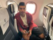 طارق حامد مشغول بالتليفون فى طائرة المنتخب إلى توجو.. صور