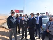 وزير الطيران يتفقد مشروع أسوار التأمين الجديدة المحيطة بمطار القاهرة.. صور 