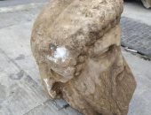 العثور على تمثال رأس رومانى مصمم من الرخام بالصدفة باليونان.. إيه حكايته؟