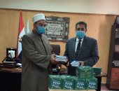 "الأوقاف" تهدى مديريتى التعليم بالإسكندرية ودمياط كتبا لمكافحة التطرف والعنف