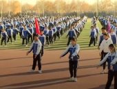 مئات الطلاب يؤدون رقص صينية خلال الاستراحة الدراسية.. فيديو