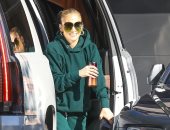 جينيفر لوبيز بإطلالة شتوية باللون الأخضر أثناء خروجها من أحد الاستديوهات..صور