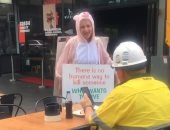 ناشطة نباتية بأستراليا تعترض "زبون" خلال تناول طعامه من اللحم.. فيديو