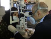 أجهزة حديثة لفحص مرضى العيون وأدوية مجانية بقافلة جامعة المنيا فى قرية الحواصلية