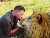 يقبل الأسود ويلعب مع النمور.. مغامر بريطانى يربى الحيوانات المفترسة بجنوب إفريقيا.. فيديو وصور