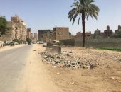 استجابة لصحافة المواطن.. مدينة أخميم يرفع القمامة من شارع الصرف.. صور