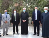 وزير الأوقاف يهدى أساتذة وعميد كلية الدعوة سلسلة رؤية للفكر المستنير.. صور