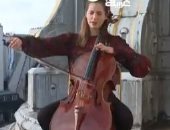 فنانة فرنسية تعزف تشيلو من فوق سطح معهد باريس للترفيه عن السكان .. فيديو