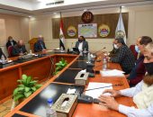 محافظ مطروح يناقش أفضل السبل لحصاد مياه الأمطار