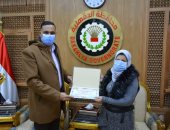 محافظ الدقهلية يكرم فتاة من ذوى الهمم أشاد بها الرئيس لمشاركتها بمعرض تراثنا