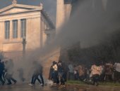 صور.. شرطة اليونان تفريق مسيرة إحياء ذكرى الثورة الطلابية بالغاز المسيل