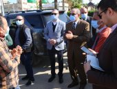 محافظ كفر الشيخ يضبط سيارة مخالفة على الطريق الدولى ويستمع للمواطنين بالمصيف