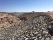 بدء أعمال التدبيش بحاجز بحيرة وادى الأعوج لحماية مدينة الطور من السيول.. صور