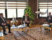 وزيرا قطاع الأعمال والطيران يبحثان إقامة مشروع سياحي في شرم الشيخ