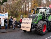 مزارعو الدنمارك يحتجون بالجرارات ضد إعدام الملايين من حيوانات "المنك"