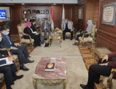 محافظ بني سويف يلتقى مجموعة من شباب البرنامج الرئاسى لتأهيل الشباب للقيادة