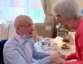 شفاء مسن 91 عاما من كورونا بعد شهرين من العزل.. فيديو