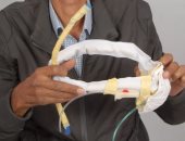 مدرس فيزياء يخترع جهاز للوقاية من كورونا ويسمح بالاختلاط.. صور وفيديو