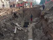 هبوط أرضى بغرفة الصرف الصحى بحى شرق مدينة ملوى بالمنيا.. صور