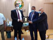 رئيس جامعة أسوان يستقبل رئيس الجامعة المصرية الإلكترونية لبحث سبل التعاون