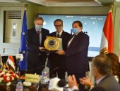 احتفلوا باكتساحه فى الانتخابات وأهدوه درع المجلس.. أبو العينين لسفراء الاتحاد الأوروبى: أوروبا الشريك السياحى والتجارى الأول لمصر.. وعليها التدخل لحل أزمة سد النهضة