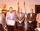 محافظ أسيوط يكرم وكيل التعليم السابق لتعيينه وكيلًا للأقصر