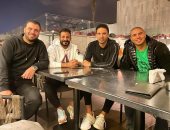 صورة كلها كؤوس.. زيدان وجدو وسيد معوض ومتعب فى قعدة استعادة الذكريات