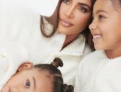 "مش هدفها الحنية".. كيم كاردشيان فى صور مع بناتها للترويج لمنتج جديد