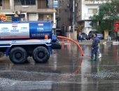 شركة الجيزة للشرب والصرف الصحى تنشر معداتها لشفط مياه الأمطار بشوارع المحافظة
