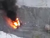 لحظة انقلاب شاحنة بوزن 200 طن واحتراقها داخل منجم حديد فى روسيا.. فيديو وصور
