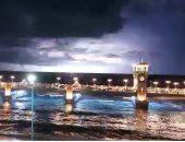 البرق والرعد يضرب سماء الإسكندرية وسيولة مرورية على الكورنيش.. فيديو